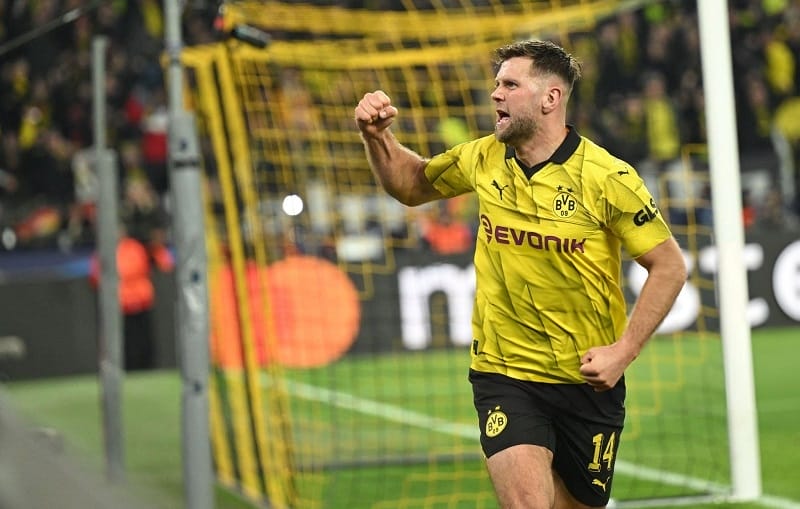 Fullkrug sắm vai người hùng giúp Dortmund đi tiếp.