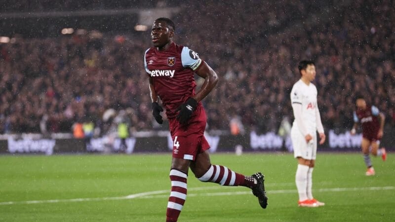 Zouma giật lại 1 điểm cho West Ham từ tay Tottenham