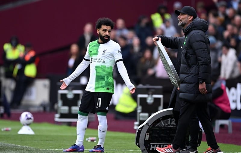 Klopp và Salah cãi nhau ngay trên sân.