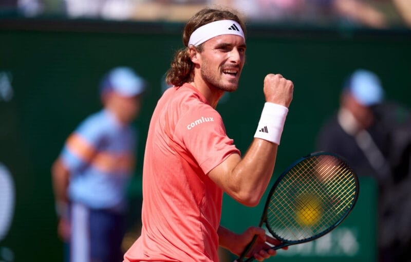 Stefanos Tsitsipas áp đảo Casper Ruud.