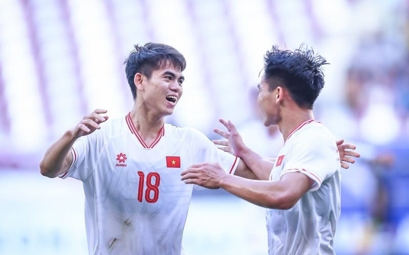 AFC 'tròn mắt' với siêu phẩm đá phạt của Khuất Văn Khang