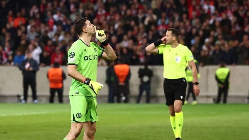 Emiliano Martinez có ý khiêu khích CĐV Lille ở loạt luân lưu