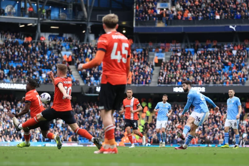 Josko Gvardiol lập siêu phẩm trước Luton Town.