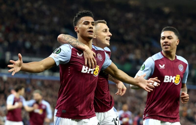 Ollie Watkins mở tỉ số cho Aston Villa.