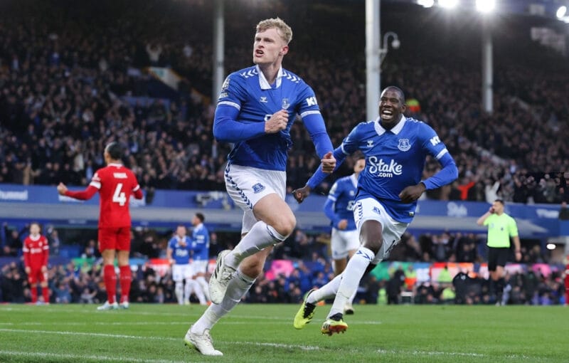 Jarrad Branthwaite mở tỉ số cho Everton.