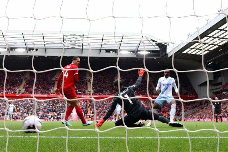 Eze dễ dàng ghi bàn mở tỷ số cho Crystal Palace (Ảnh: Getty).