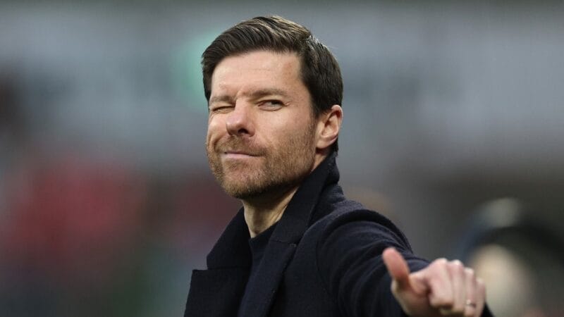 Xabi Alonso chưa vội rời Leverkusen để đến Liverpool