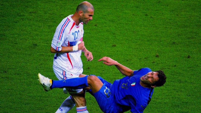 Zidane húc đầu Materazzi ở chung kết World Cup 2006