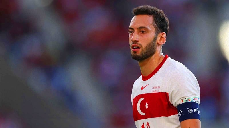 Tiền vệ Hakan Calhanoglu