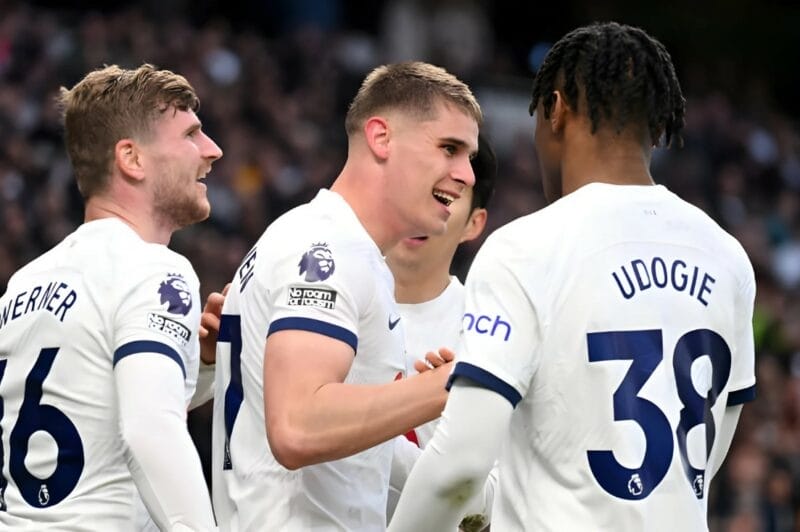 Van De Ven lập công cho Tottenham trong hiệp 2 (Ảnh: Getty).