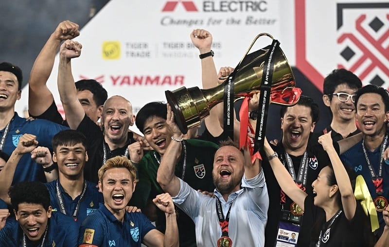 HLV Polking từng cùng ĐT Thái Lan vượt qua Việt Nam để lên ngôi tại AFF Cup (Ảnh: Getty).