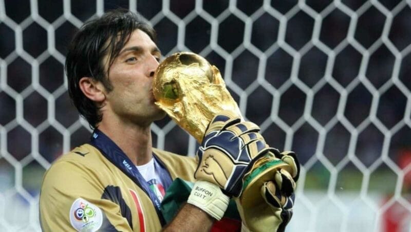 Buffon nổi tiếng với sự bền bỉ và có một sự nghiệp dài, đầy thăng trầm.