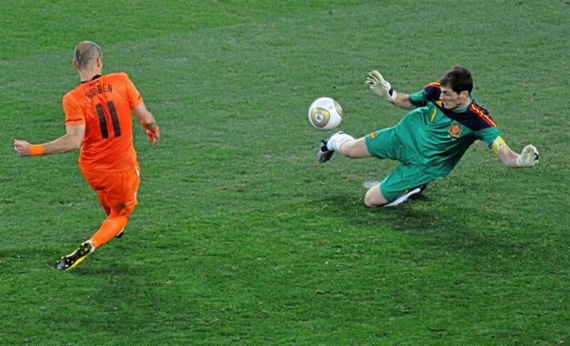 Pha cứu thua kinh điển của Casillas ở chung kết World Cup 2010 giúp Tây Ban Nha vô địch.