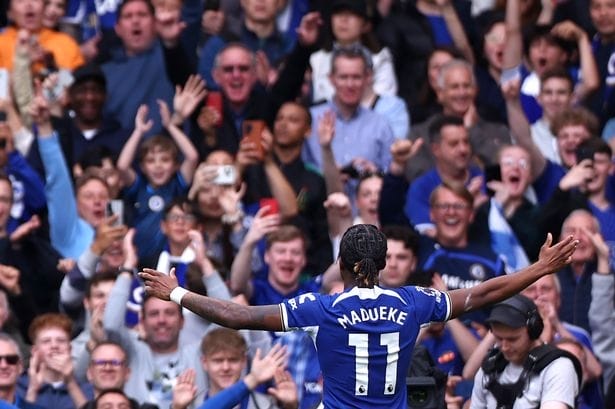 Các CĐV cổ vũ cuồng nhiệt tại Stamford Bridge