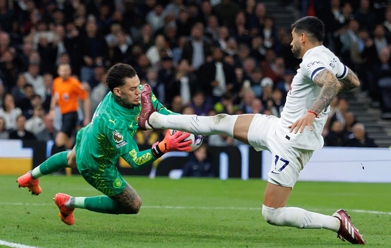 Ederson chấn thương do va chạm với Romero.