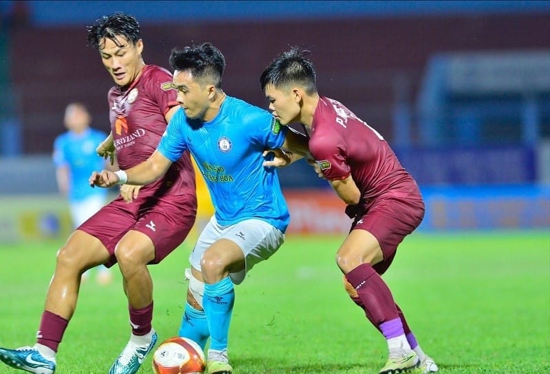 Hiệp một khép lại với lợi thế nghiêng về Bình Định (Ảnh: MerryLand Quy Nhon Binh Dinh Football Club).