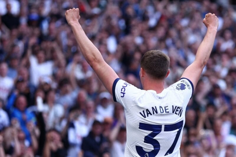 Van de Ven đóng vai người hùng đem về 3 điểm cho Spurs