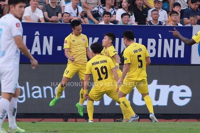 Hải Phòng tạo ra cơn địa chấn tại sân Thiên Trường (Ảnh: Hai Phong Football Fan Club).