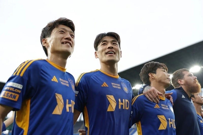 Ulsan Hyundai hiện kém ngôi đầu của Pohang Steelers 1 điểm.