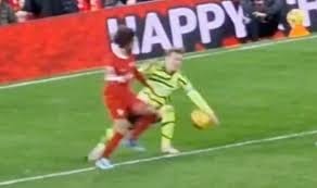 Tình huống Odegaard để bóng chạm tay nhưng không penalty cho Liverpool 