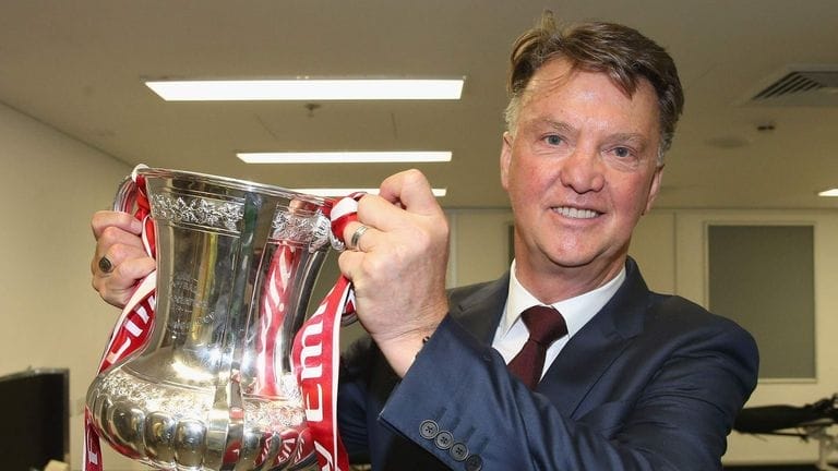 Louis Van Gaal bị sa thải sau khi vô địch FA Cup 2016 