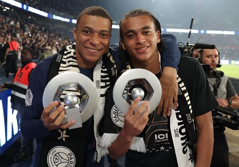 Ethan Mbappe (phải) sẽ chuyển đến Lille.