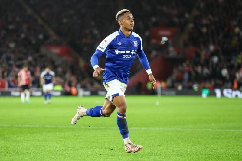 Tài năng trẻ Hutchinson chưa muốn trở lại Chelsea
