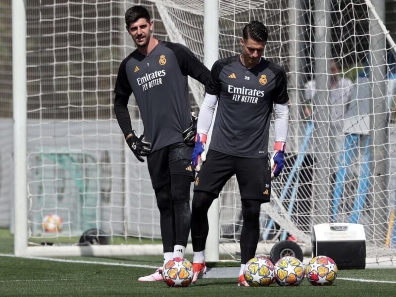 Thibaut Courtois và Andriy Lunin trong một buổi tập của Real Madrid.