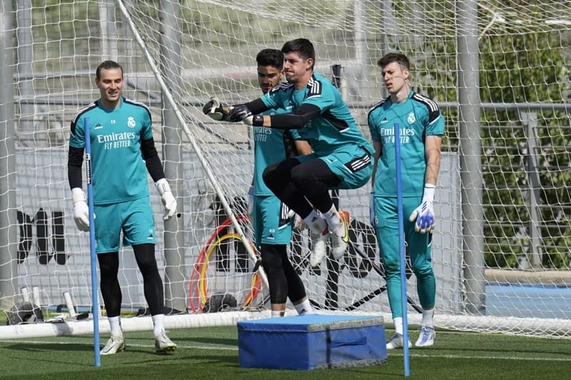 Courtois sáng cửa bắt chính.