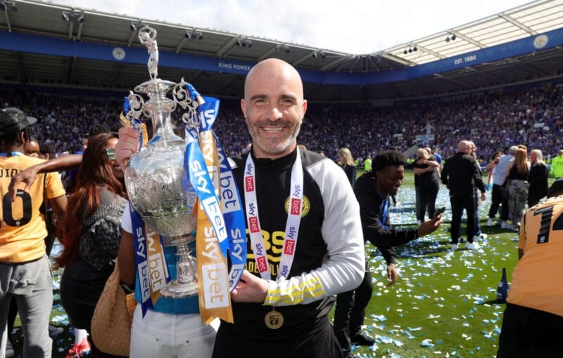 HLV Enzo Maresca đưa Leicester City vô địch Championship.