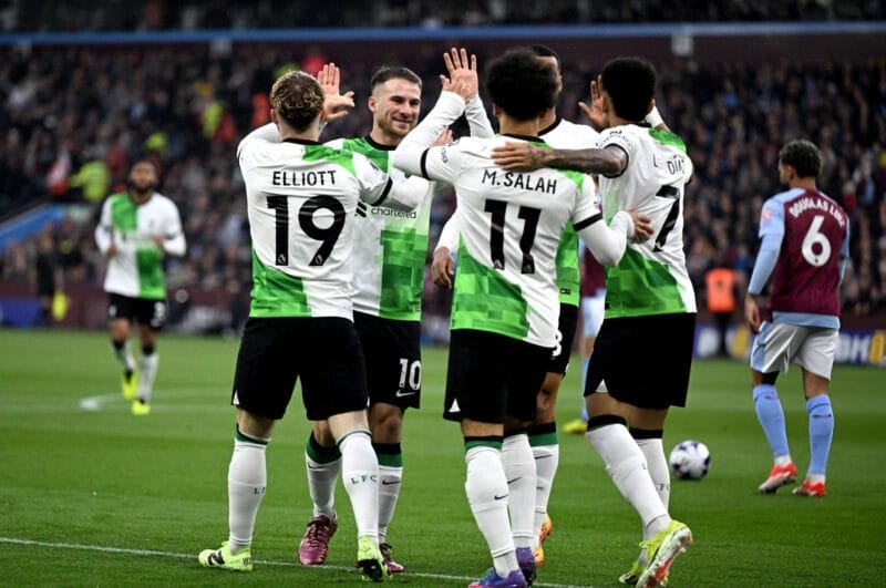 Harvey Elliott bất ngờ đưa Liverpool vươn lên dẫn trước.