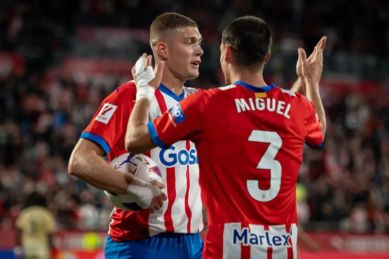 Artem Dovbyk tỏa sáng với một cú hattrick.