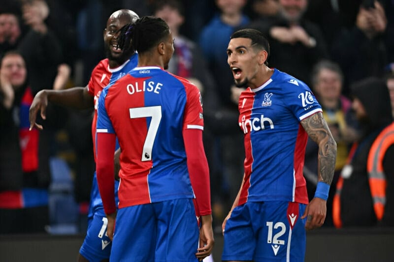 Crystal Palace áp đảo hoàn toàn trong hiệp 1 (Ảnh: Getty).