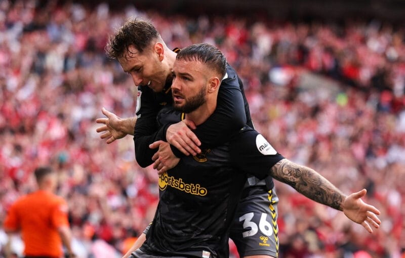 Adam Armstrong mở tỉ số cho Southampton.