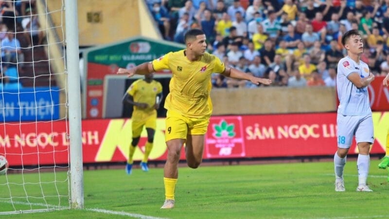 Lucao tỏa sáng rực rỡ với cú hattrick vào lưới Nam Định.