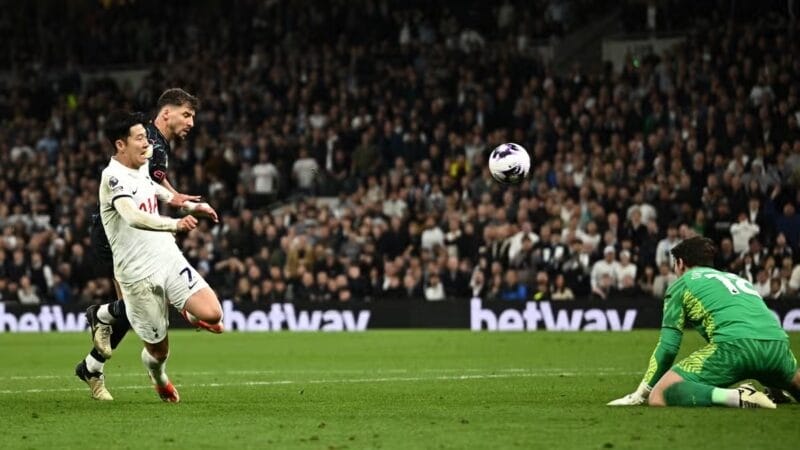 Son Heung-min bỏ lỡ cơ hội ghi bàn trước Man City