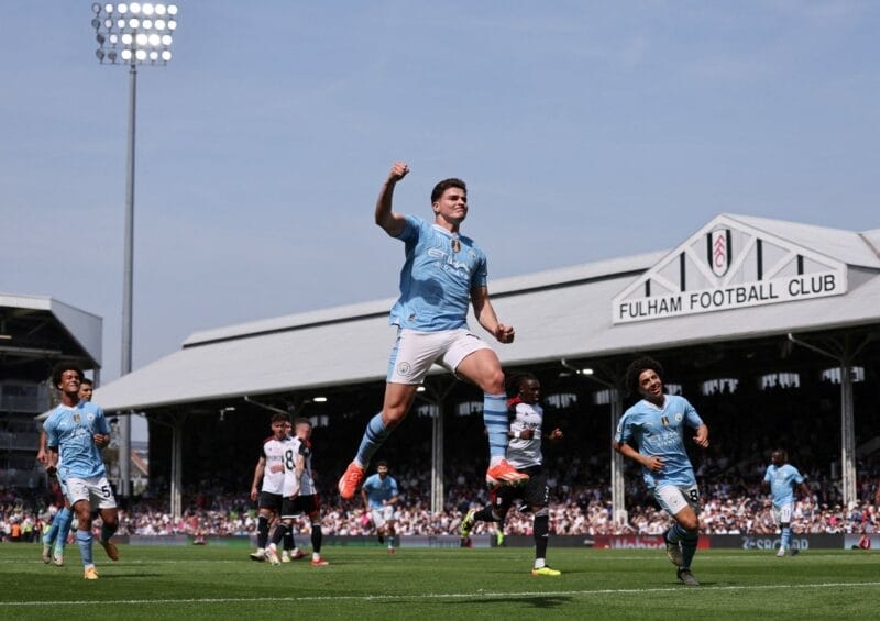 Alvarez ăn mừng sau bàn thắng vào lưới Fulham.