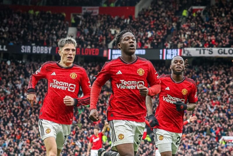 Man Utd gặp khó trên sân nhà Old Trafford.