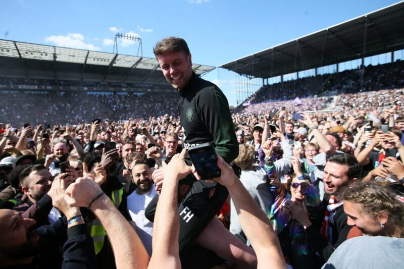 Fabian Hurzeler trong vòng tay các CĐV St Pauli