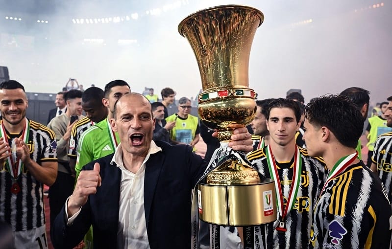 Juventus sa thải Allegri dù vô địch Coppa Italia.