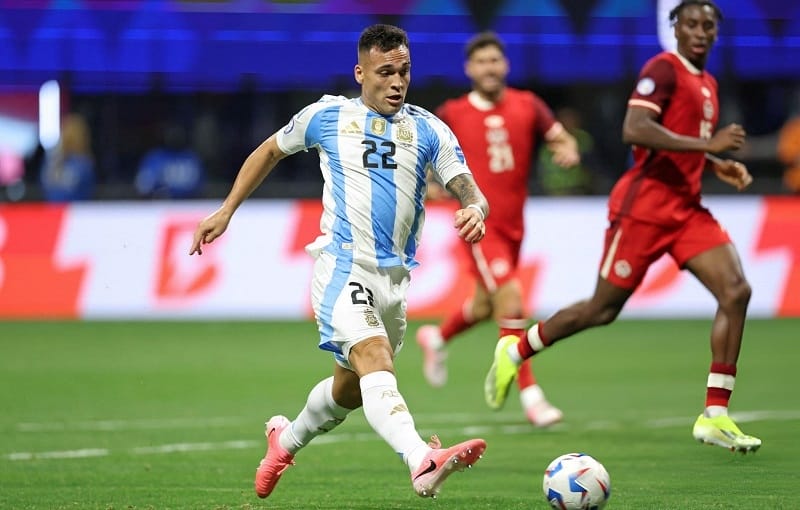 Lautaro Martinez ấn định chiến thắng 2-0 cho Argentina.