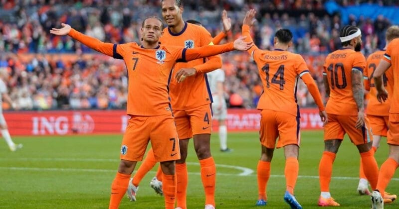 Xavi Simons mở tỉ số cho Hà Lan.