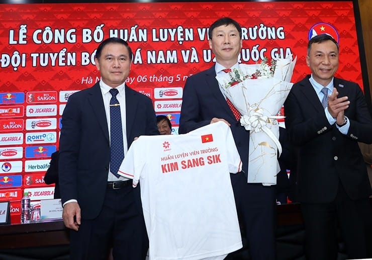 Màn chào sân của tân HLV Kim Sang-sik (Ảnh: 24h)