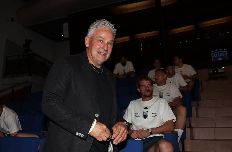 Roberto Baggio bị hành hung, chấn thương đầu khi cổ vũ ĐT Italia