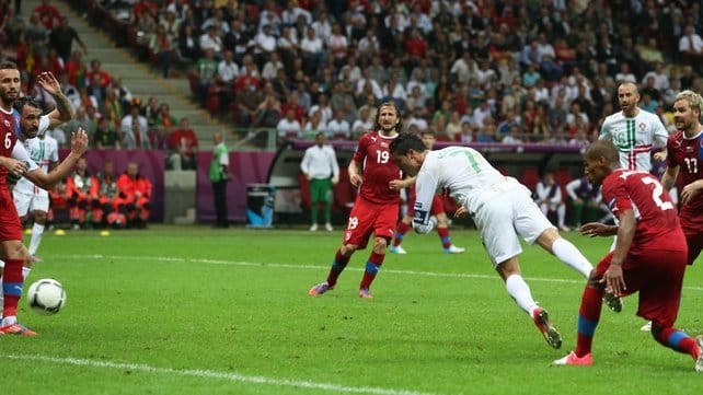 Ronaldo đánh đầu tung lưới CH Séc giúp Bồ Đào Nha lọt vào bán kết Euro 2012