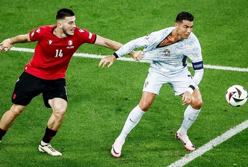 Ronaldo bị kéo áo lộ liễu trong vòng cấm.