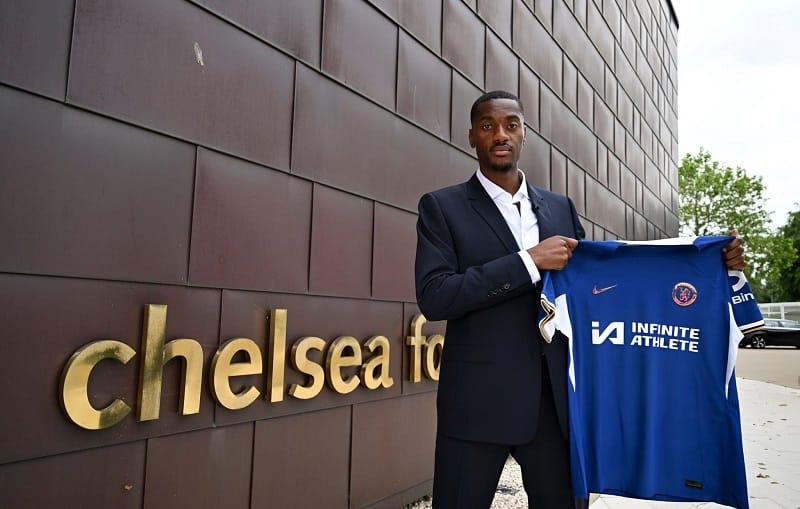 Tosin Adarabioyo là tân binh đầu tiên của Chelsea hè này.