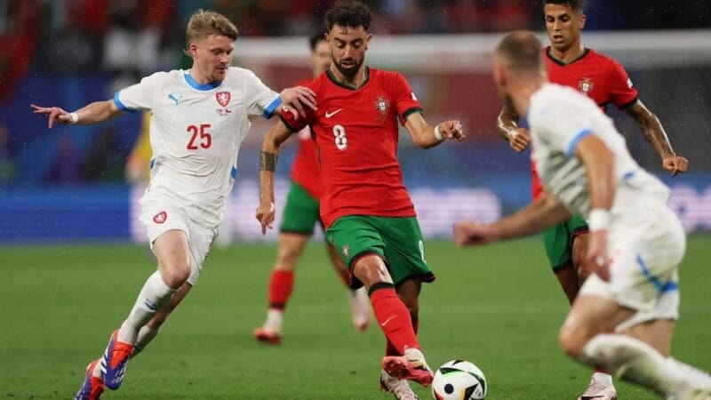 Bruno Fernandes trong trận đấu với CH Séc