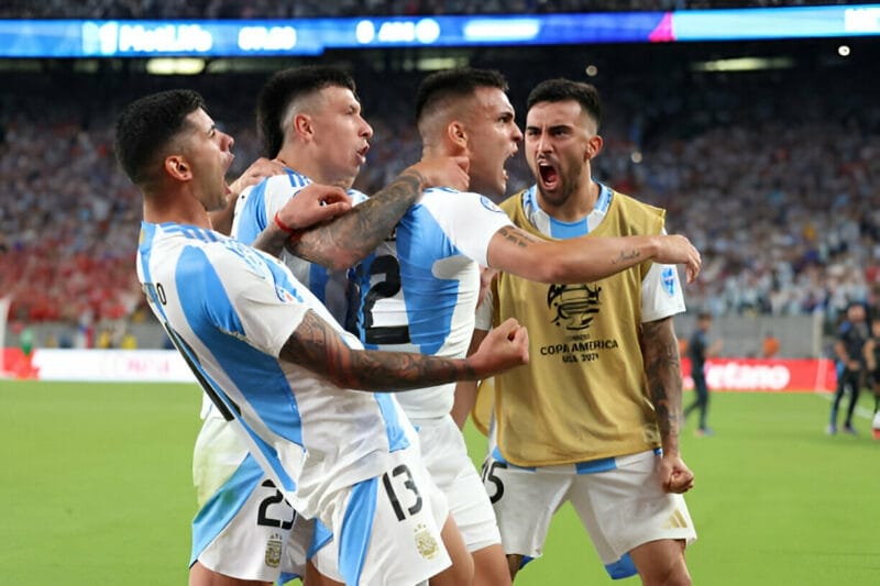 Lautaro Martinez tỏa sáng mang về 3 điểm cho Argentina (Ảnh: Getty).