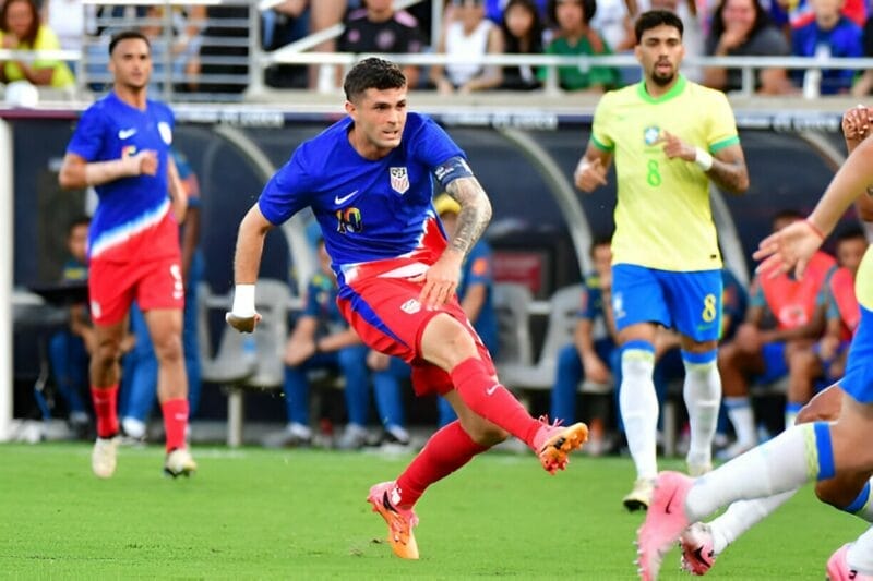 Pulisic gỡ hòa cho ĐT Mỹ bằng cú sút phạt tinh quái (Ảnh: Getty).
